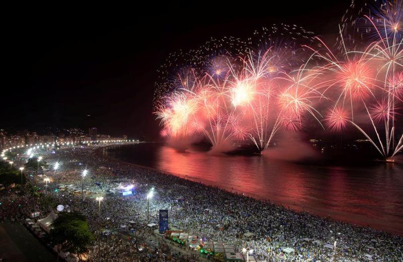 Rua Bolivar, Nº 154, Copacabana - Apartamento Para Temporada, Perto Da Praia