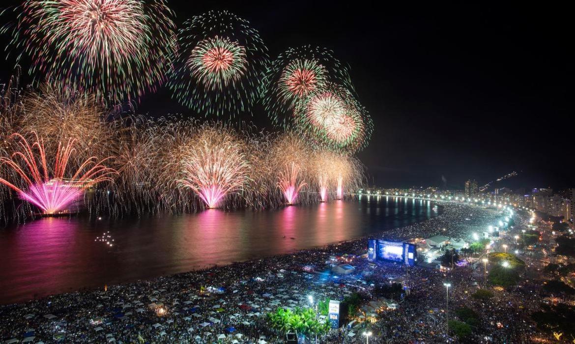 Rua Bolivar, Nº 154, Copacabana - Apartamento Para Temporada, Perto Da Praia